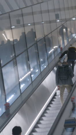 Vertikales-Video-Von-Pendlerpassagieren-Auf-Rolltreppen-An-Der-U-Bahnstation-Der-New-Elizabeth-Line-In-London-Liverpool-Street-UK